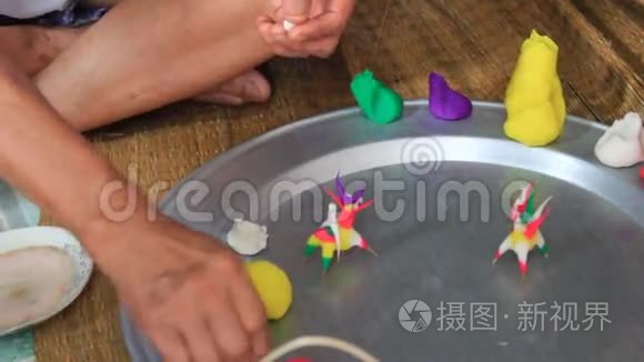 一家人用彩色米粉挤玩具给孩子视频