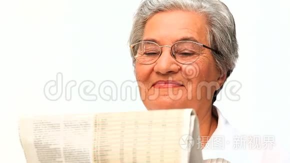 读报纸的老年妇女视频