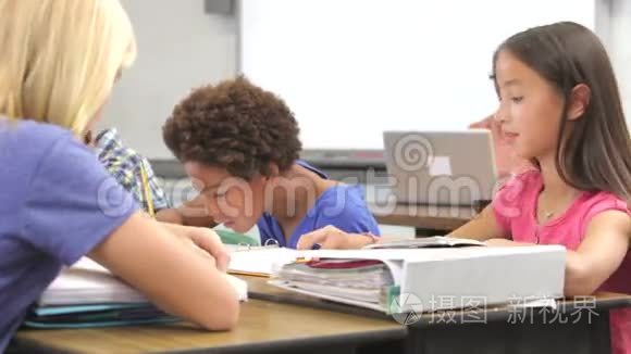 教师在课堂上帮助女学生视频