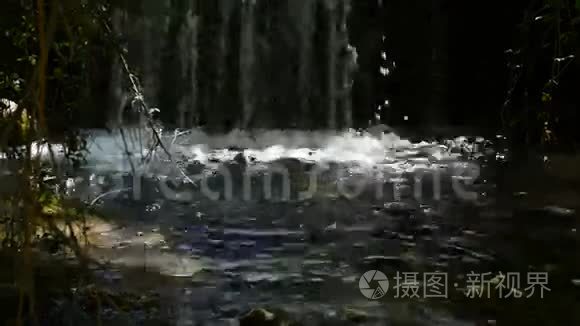 纯净的水山在河中流淌视频