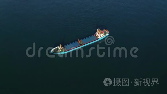 一艘空集装箱船出海视频