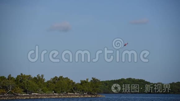 直升机飞越海湾海岸视频