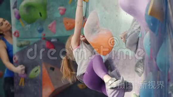 认真的孩子在室内攀岩设施上墙视频