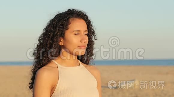 在海滩呼吸新鲜空气的拉丁女人视频