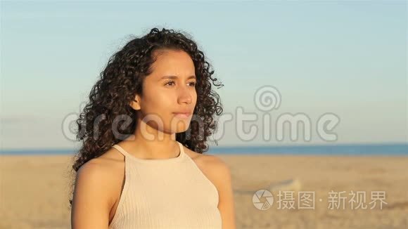 拉丁女人缓慢呼吸新鲜空气视频