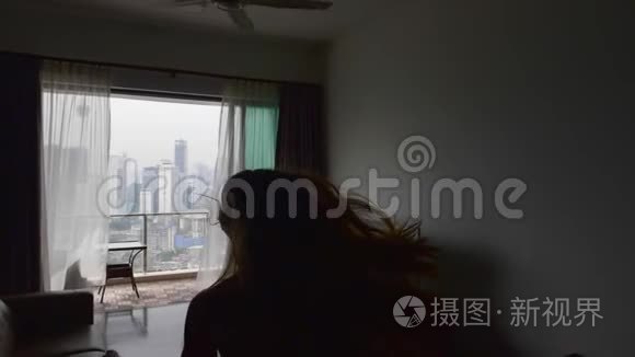 公寓里的快乐女人视频