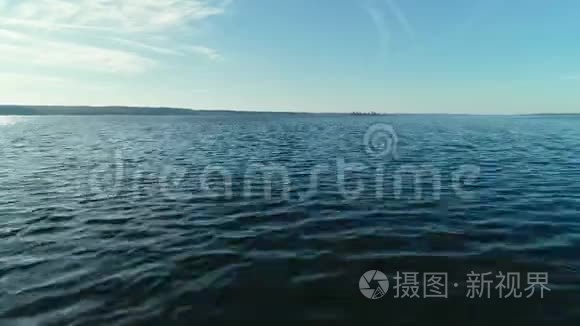 蓝色湖泊的鸟瞰图视频