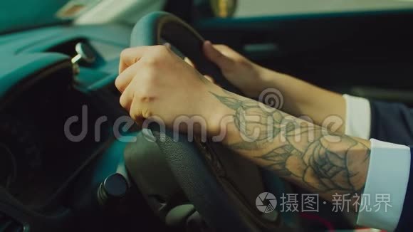 驾驶汽车时女性手握方向盘视频