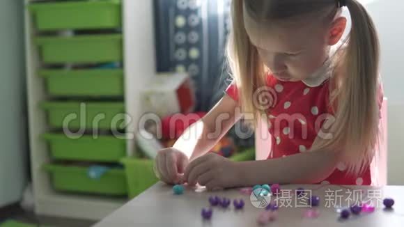 一个小女孩用珠子做手镯视频