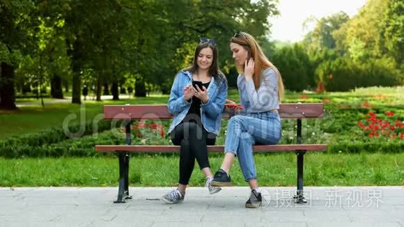 两名妇女违反检疫，坐在公园的长凳上，使用手机