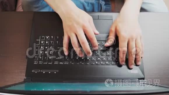 上景。 不可辨认的家伙是个在家里用笔记本电脑工作的自由职业者。 男人用手在笔记本键盘上打字。