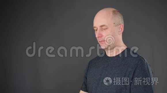 咳嗽的男人在黑色背景的纸巾上吹鼻子。 感冒时打喷嚏和鼻涕