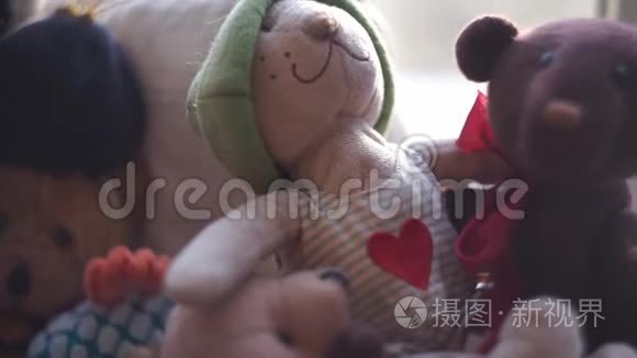 两只玩具熊坐在一起拥抱视频