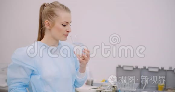 女医生喝一杯水的极限关闭视频