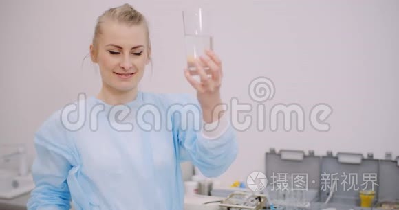 女医生喝一杯水的极限关闭视频