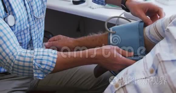 医生在养老院里检查一位老人视频