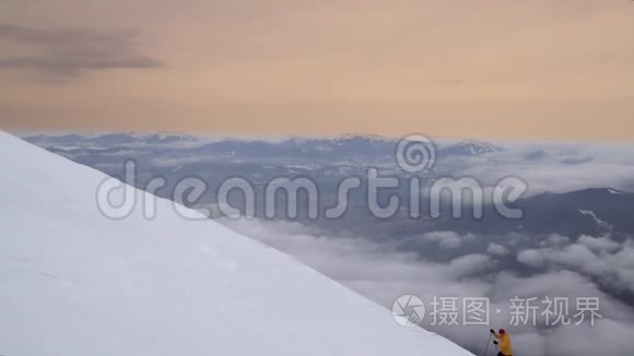 一个旅行者爬上雪山的山坡