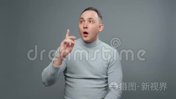 穿高领毛衣的快乐男人的视频视频