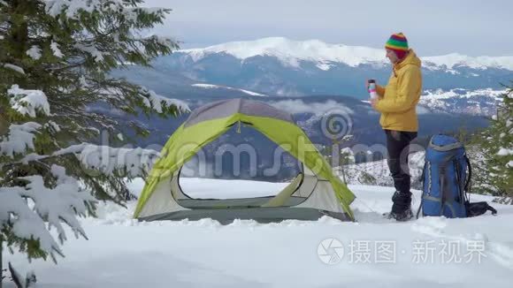 在山上帐篷附近的旅行者