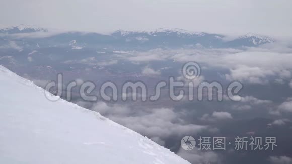 一个旅行者爬上雪山的山坡