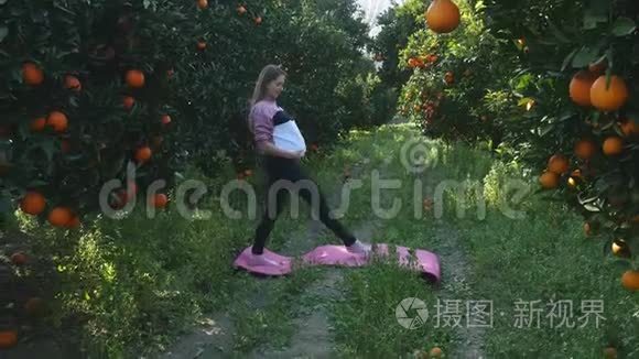 孕妇在户外做伸展运动视频