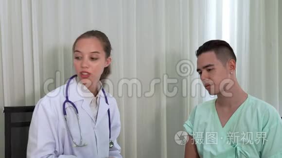 女医生正在描述年轻男性患者的药物使用情况。