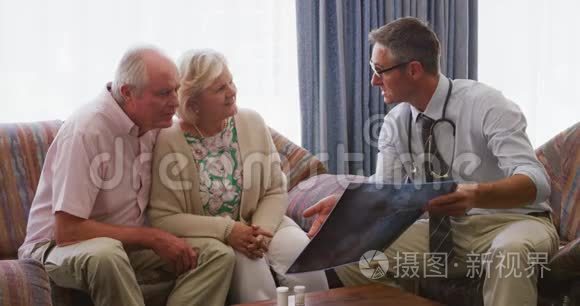 一对老夫妇在养老院和医生谈话视频