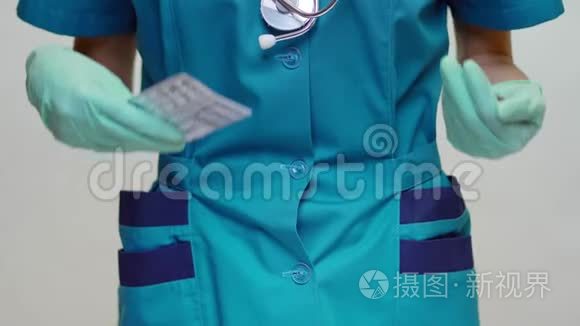 戴防护面罩、橡胶或乳胶手套的医生护士