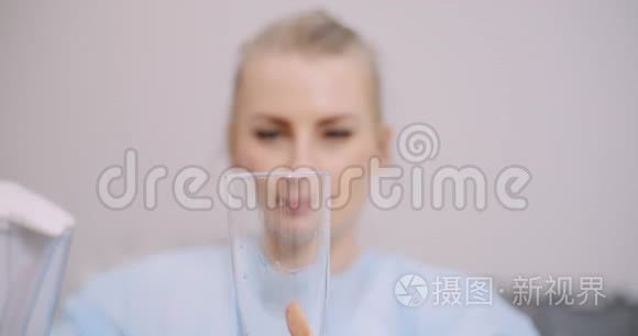 女医生喝一杯水的极限关闭视频