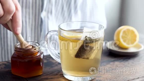 在柠檬茶中加入蜂蜜视频