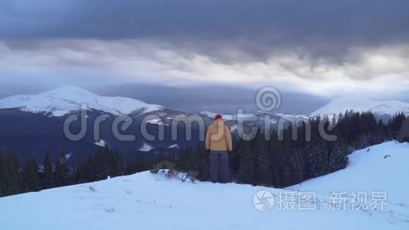 冬天一个人在山里旅行