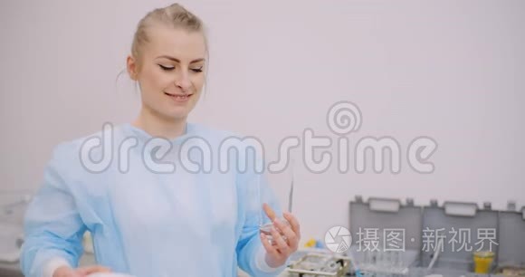 女医生喝一杯水的极限关闭视频