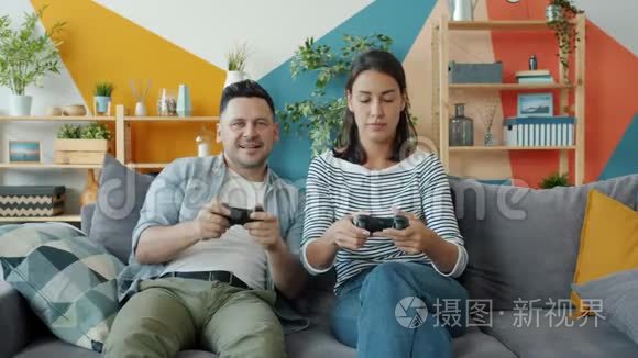 男人和女人在玩电子游戏，而快乐的孩子在家拥抱父母
