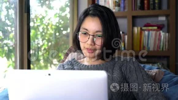 快乐女人与朋友通话视频