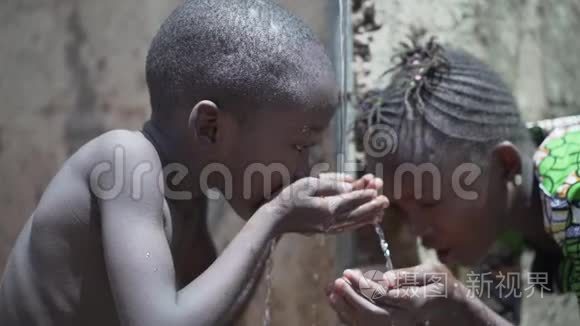 非洲民族儿童喝水户外运动视频视频