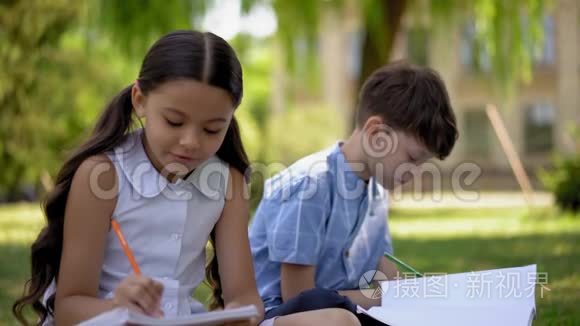 学生在学校院子里上艺术课视频