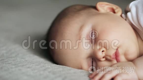 睡在灰色毯子上的可爱小男孩视频
