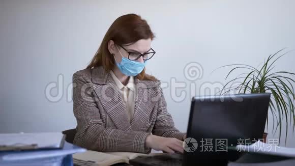 卫生防护，戴防护医疗面罩的年轻女性办公室工作人员在检疫和使用防腐剂
