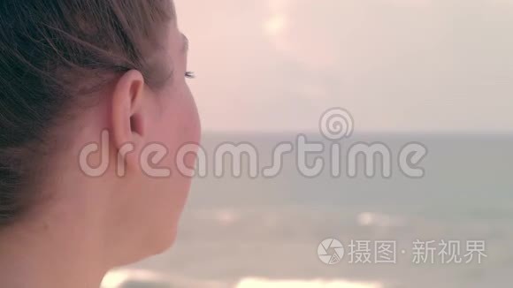 在海滩听音乐的女人视频