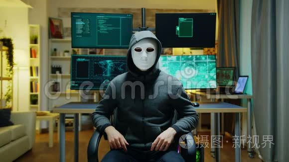 戴着白色面具的网络罪犯视频