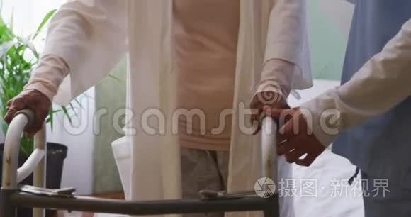 护士在养老院帮助一位老年妇女视频