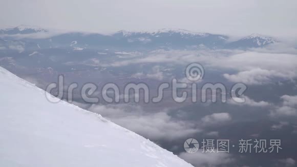 一个旅行者爬上雪山的山坡