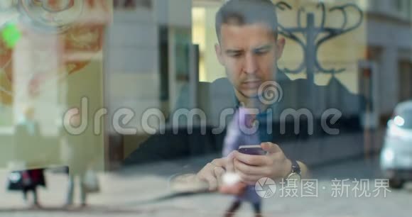 男人在咖啡馆里用智能手机喝咖啡，在社交媒体上发短信，享受移动技术。