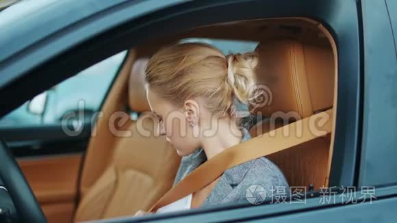 特写女司机在车上扣安全带.. 坐在前排的女人