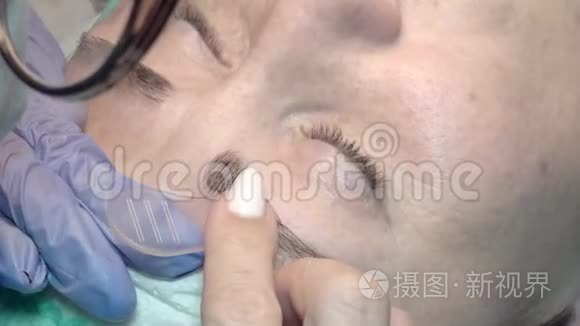 美容院的眉毛整形及着色视频