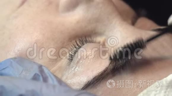 美容院的眉毛整形及着色视频