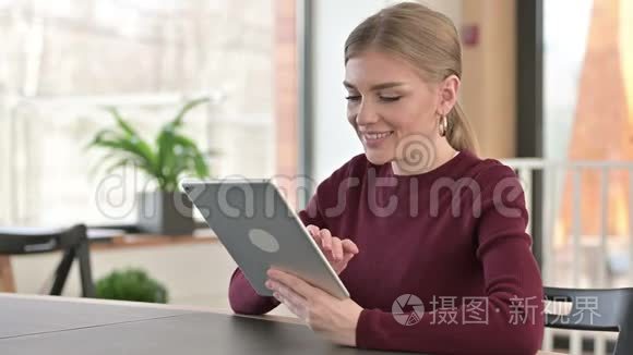 办公室美女使用数码平板电脑视频