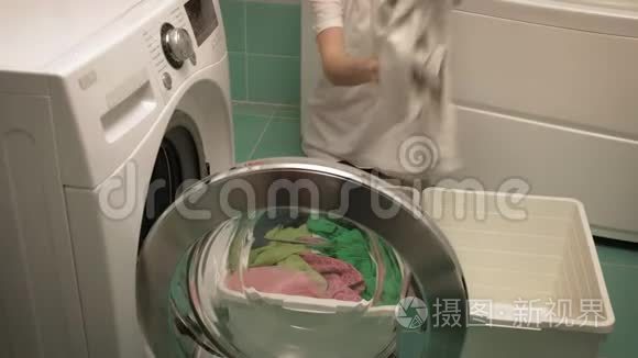 一个女人洗衣服前洗衣服.