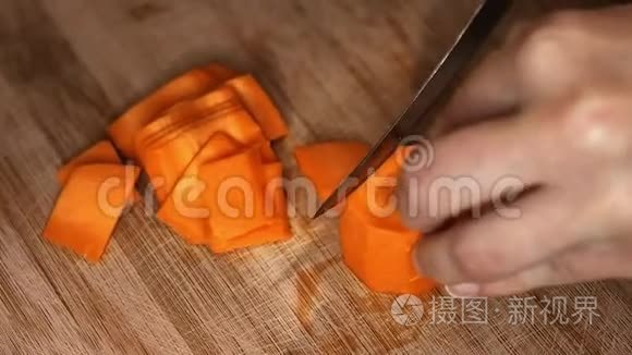 切胡萝卜做自制炒锅