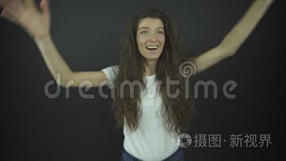 一位长卷发的女演员跳得很开心视频